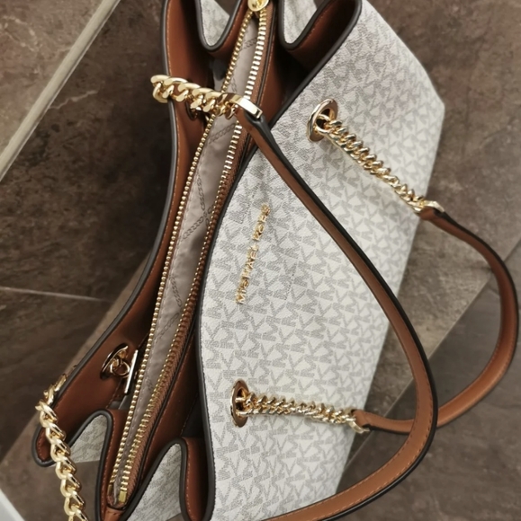 Authentic new mk purse - Picture 2 of 3